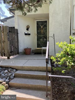 /international/us/262-green-briar-court-newtown-square-pa-110100563302/