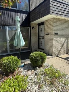 /international/us/8251-kennedy-circle-warren-mi-110107466661/