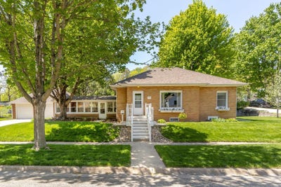 /international/us/702-se-2nd-street-waverly-ia-110108612850/