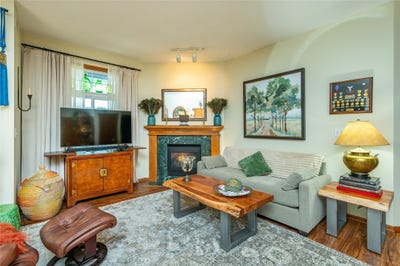 /international/us/2409-patricia-drive-urbandale-ia-110107984588/