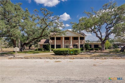 /international/us/1101-clark-street-yoakum-tx-110101008666/