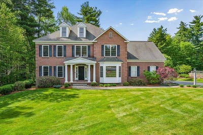 /international/us/22-elizabeth-way-bedford-nh-110108492697/