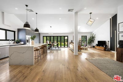 /international/us/23110-bigler-st-woodland-hills-ca-110107351950/