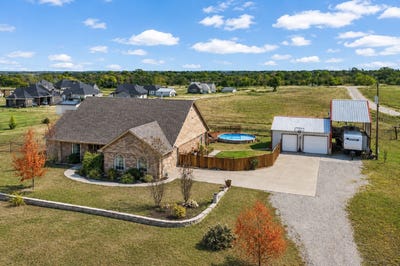 /international/us/737-county-road-4699-boyd-tx-110108446558/