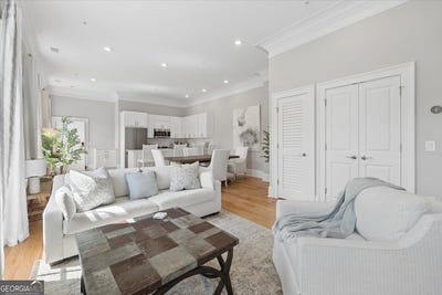 /international/us/200-w-washington-st-unit-b-madison-ga-110107889901/