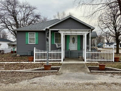 /international/us/200-n-henderson-street-kenney-il-110105389616/