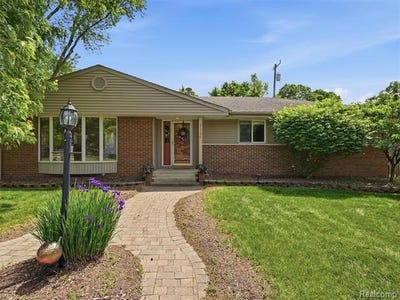 /international/us/21156-robinson-street-farmington-hills-mi-110108359129/