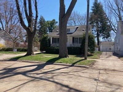 /international/us/8442-central-street-center-line-mi-110107795117/