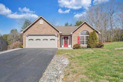 /international/us/204-montgomery-farms-ave-moneta-va-110106724844/
