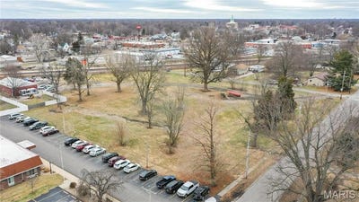 /international/us/318-e-buchanan-street-carlinville-il-110097837679/