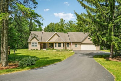 /international/us/8040-w-county-line-rd-franksville-wi-110108397827/