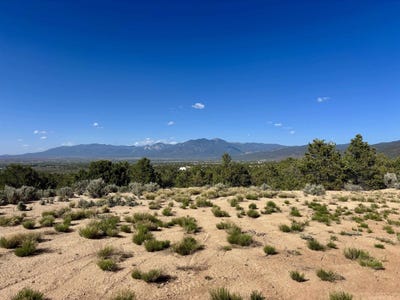 /international/us/camino-de-gabriel-angel-ranchos-de-taos-nm-110108149252/
