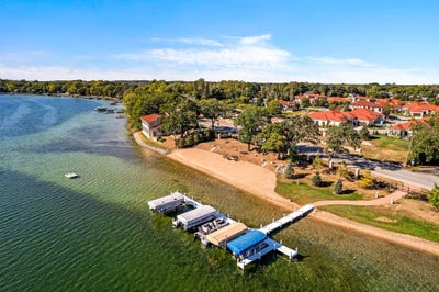 /international/us/1622-saint-andrews-dr-oconomowoc-wi-110098006794/