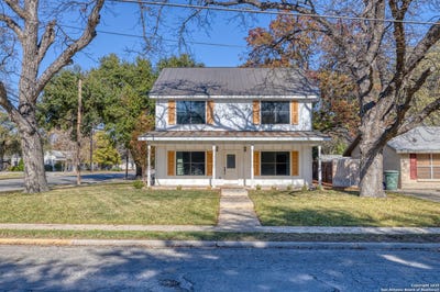 /international/us/136-w-oak-st-uvalde-tx-110096647893/