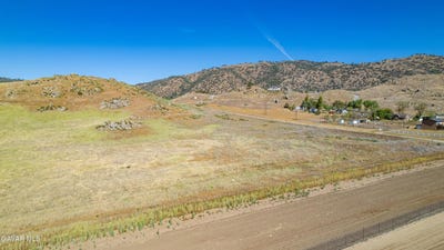 /international/us/edward-street-tehachapi-ca-110108233355/