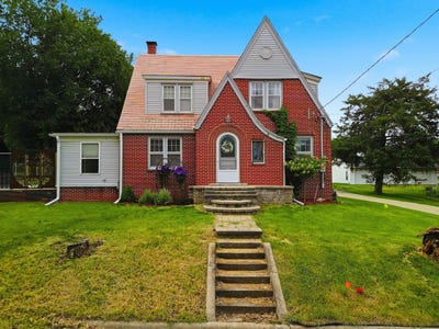 /international/us/1301-long-street-dixon-il-110108203048/