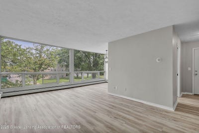 /international/us/1043-kimberly-drive-lansing-mi-110101339742/