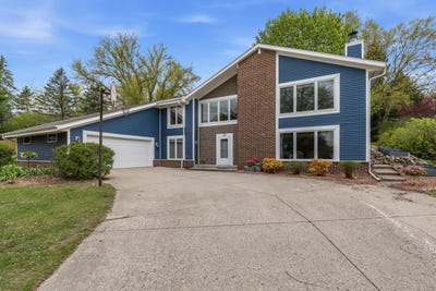 /international/us/820-crestwood-dr-waukesha-wi-110107858601/