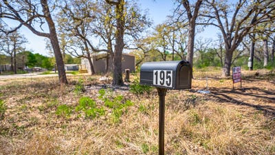 /international/us/195-tuck-st-cedar-creek-tx-110105859293/