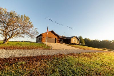 /international/us/1066-county-road-1150-n-henry-il-110120854401/