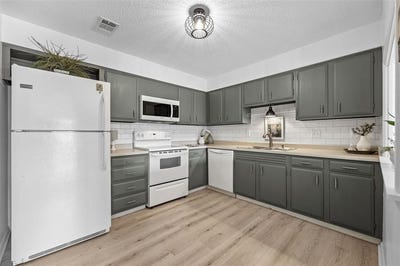 /international/us/130-thompson-dr-se-cedar-rapids-ia-110106529502/