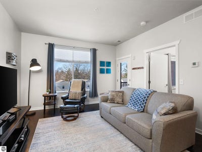 /international/us/630-garfield-avenue-s-traverse-city-mi-110107378726/