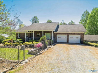 /international/us/1062-garrett-street-rainsville-al-110107512599/
