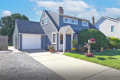 /international/us/105-bucket-lane-levittown-ny-110120158073/