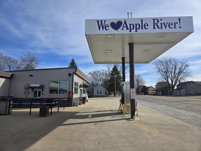 /international/us/300-w-hickory-street-apple-river-il-110108348694/