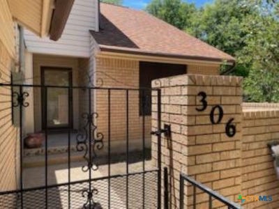 /international/us/306-s-arnold-street-lampasas-tx-110099394997/