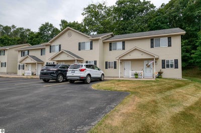 /international/us/3819-vale-drive-traverse-city-mi-110095343528/