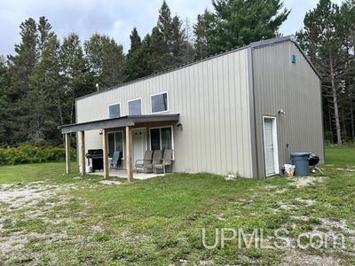 /international/us/3338-m-94-highway-chatham-mi-110102616142/