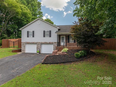 /international/us/2414-22nd-street-ne-hickory-nc-110101023019/