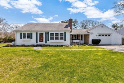 /international/us/2-captain-percival-road-south-yarmouth-ma-110107378462/
