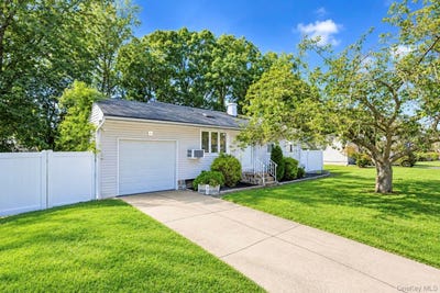 /international/us/8-norwalk-lane-selden-ny-110110327435/