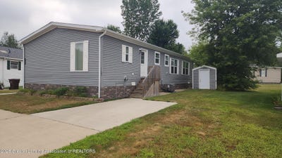 /international/us/1140-maple-leaf-court-charlotte-mi-110109573311/