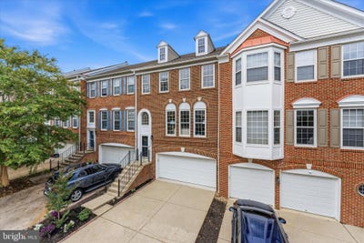 /international/us/13004-rose-petal-circle-herndon-va-110110372891/