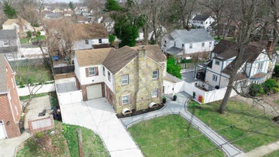 /international/us/12-midwood-place-freeport-ny-110098453444/