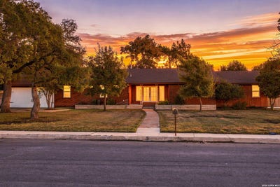 /international/us/1106-w-main-st-kerrville-tx-110120003533/