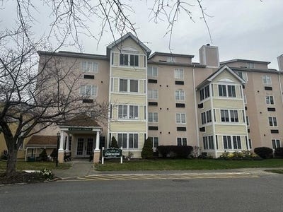 /international/us/3-village-circle-stroudsburg-pa-110107312606/