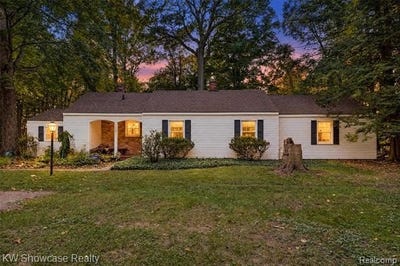 /international/us/16007-oak-drive-livonia-mi-110120650834/