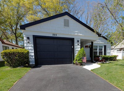 /international/us/225-kingston-drive-ridge-ny-110107994222/