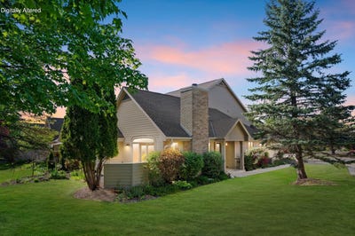 /international/us/n21w24327-cumberland-dr-pewaukee-wi-110108544462/