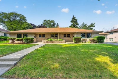 /international/us/3921-n-100th-st-wauwatosa-wi-110109993228/