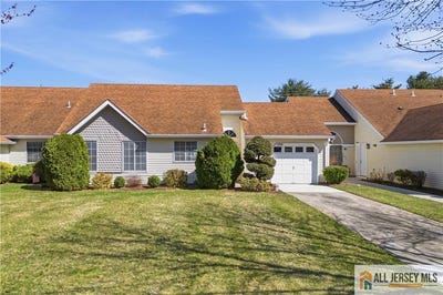 /international/us/1213-lindera-plaza-monroe-nj-110106716839/