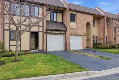 /international/us/54-southgate-circle-massapequa-park-ny-110106673986/