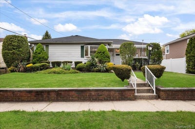 /international/us/3704-locust-avenue-seaford-ny-110107686209/