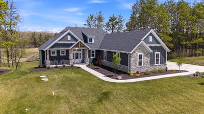 /international/us/2050-paradise-hills-ct-west-bend-wi-110108059776/