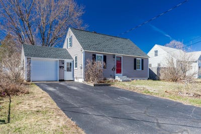 /international/us/11-lyons-street-rochester-nh-110107244260/