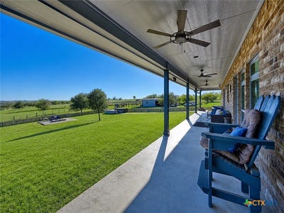 /international/us/1733-county-road-376-shiner-tx-110105094976/
